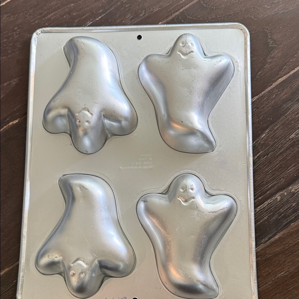 Wilton Silver Ghost-Shaped Cake Pan - Picture 3 of 4